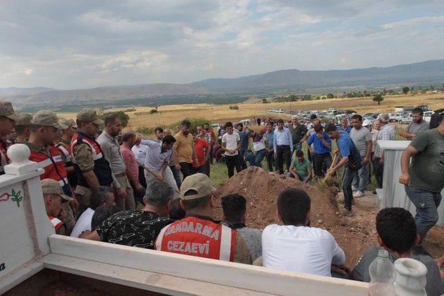 Piknikten D&ouml;nerken Kazada Hayatını Kaybedenler Defnedildi 1