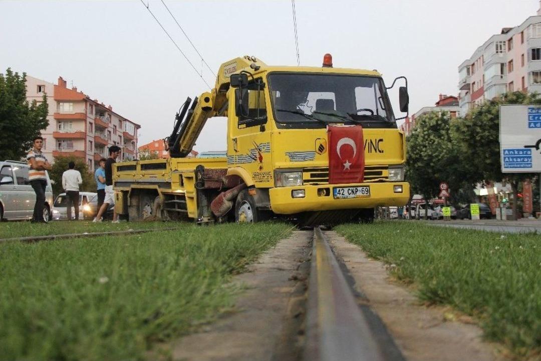 &rsquo;u&rsquo; D&ouml;n&uuml;ş&uuml; Yapmak İsteyen Kurtarıcı, Tramvay Seferlerini 1 Saat Aksattı