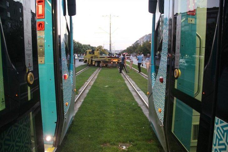 ’u’ Dönüşü Yapmak İsteyen Kurtarıcı, Tramvay Seferlerini 1 Saat Aksattı G1