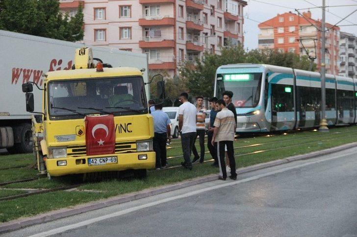 ’u’ Dönüşü Yapmak İsteyen Kurtarıcı, Tramvay Seferlerini 1 Saat Aksattı G2