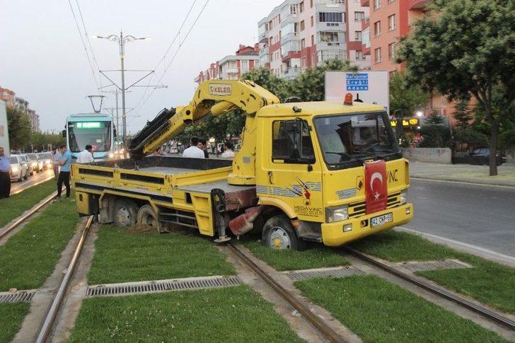 ’u’ Dönüşü Yapmak İsteyen Kurtarıcı, Tramvay Seferlerini 1 Saat Aksattı G3