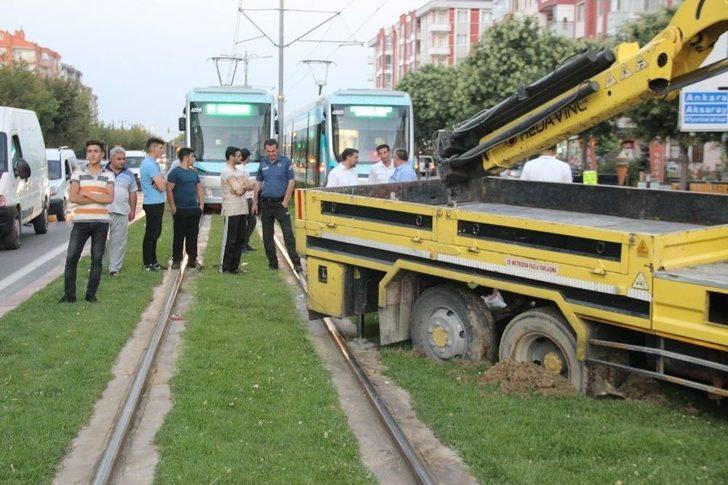 ’u’ Dönüşü Yapmak İsteyen Kurtarıcı, Tramvay Seferlerini 1 Saat Aksattı G4