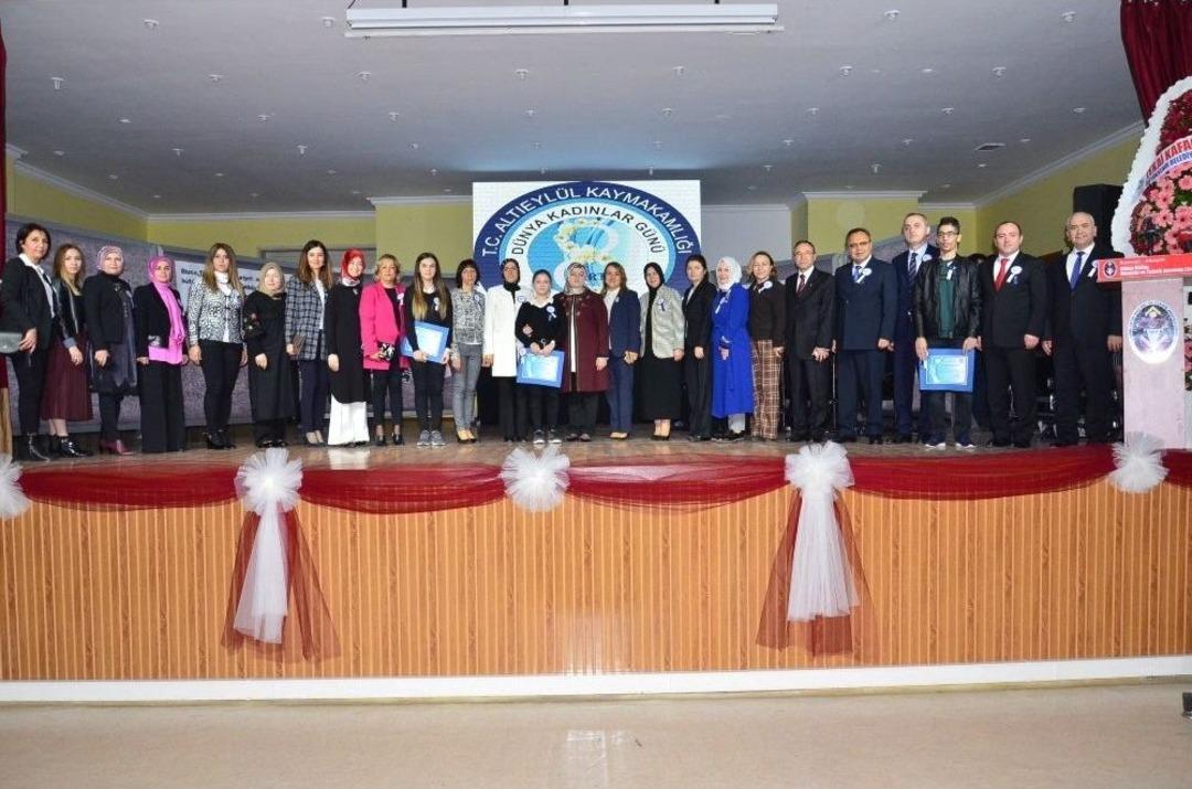 Balıkesir&rsquo;de 8 Mart D&uuml;nya Kadınlar G&uuml;n&uuml; Kutlandı