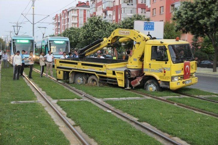’u’ Dönüşü Yapmak İsteyen Kurtarıcı, Tramvay Seferlerini 1 Saat Aksattı G5