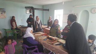 Okuma Yazma Öğrenen Kadınlara Gül Dağıtıldı