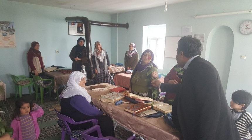 Okuma Yazma &Ouml;ğrenen Kadınlara G&uuml;l Dağıtıldı