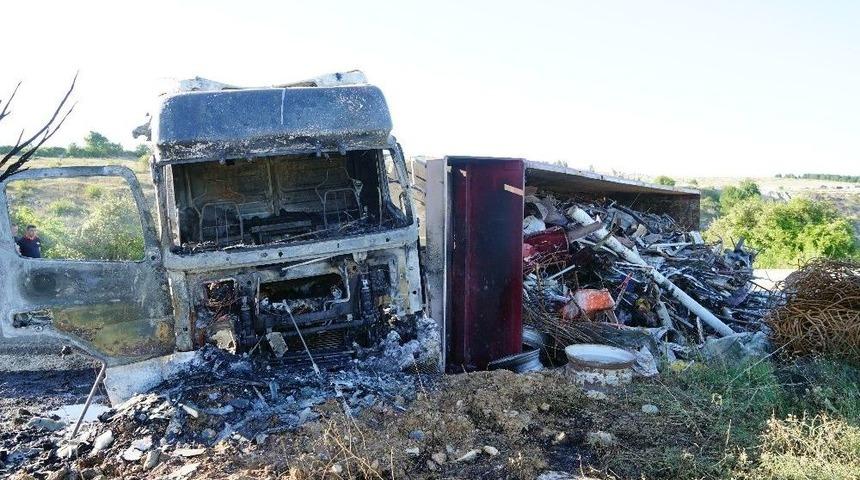 Kastamonu&rsquo;da Hurda Y&uuml;kl&uuml; Kaza Yapan Tır Alev Aldı