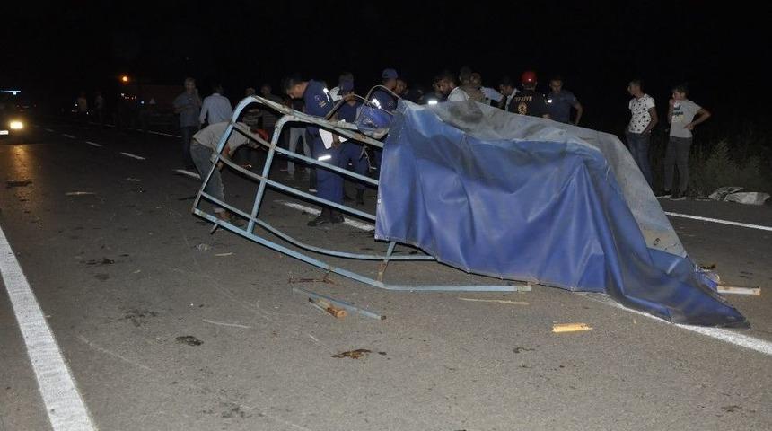 Kazada Yola D&uuml;şen Tenteyi Kaldırmak İsterken Ağır Yaralandı