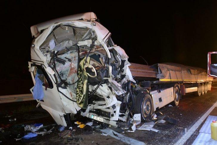 Aksaray’da 3 Tırın Karıştığı Kazada Ağır Yaralanan Şoför Hayatını Kaybetti