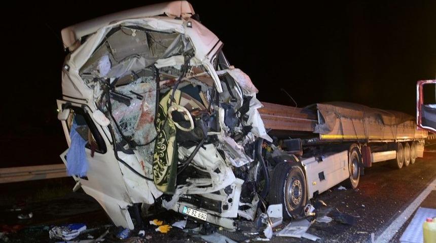 Aksaray&rsquo;da 3 Tırın Karıştığı Kazada S&uuml;r&uuml;c&uuml; Kabinde Sıkıştı