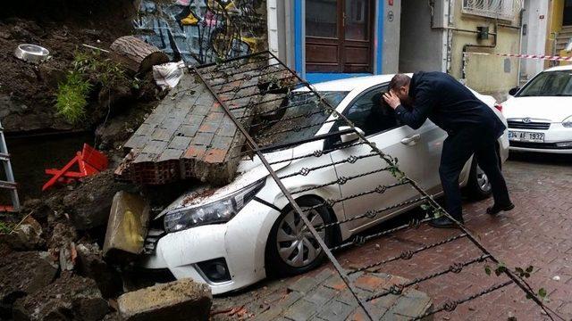 Cihangir’de İstinat Duvarı Çöktü