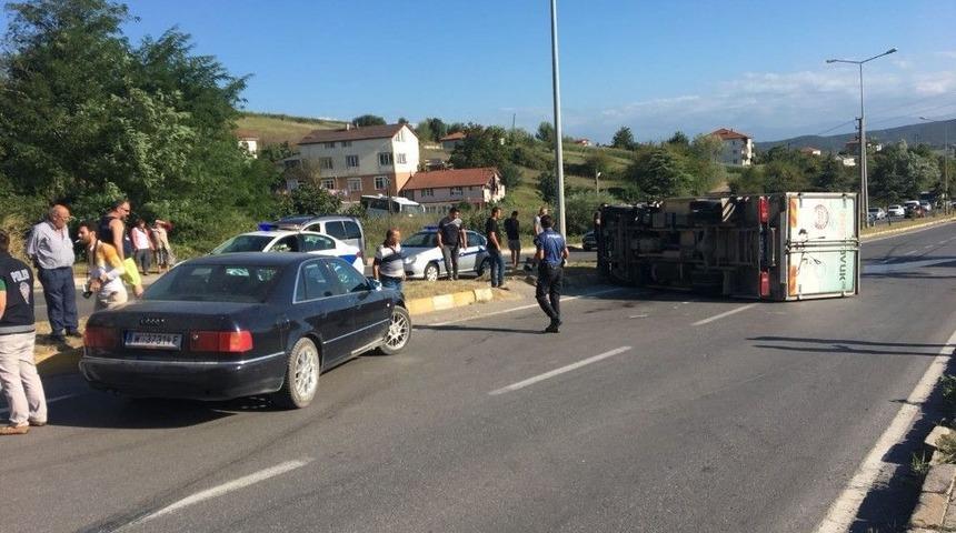 Kamyonet S&uuml;r&uuml;c&uuml;s&uuml; Kaza Yaptı Yol Trafiğe Kapandı