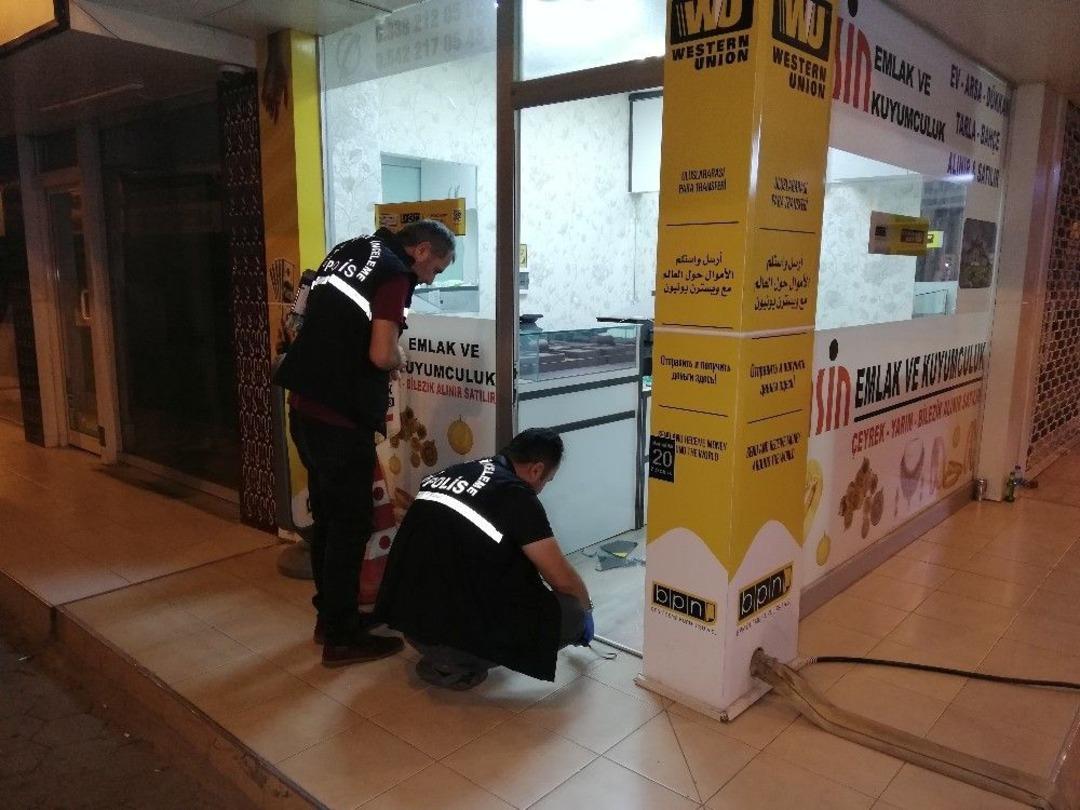 Emlak Ve Kuyumculuk D&uuml;kkanındaki Hırsızlık G&uuml;venlik Kamerasında