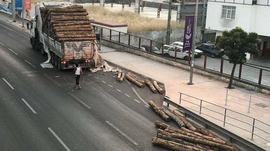 İzmir&rsquo;de Tır Dorsesinde Bulunan Tomruklar &Uuml;st Ge&ccedil;ide &Ccedil;arptı, Yola Savruldu