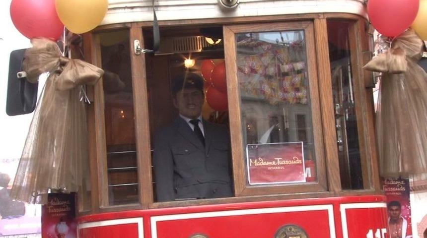 İstiklal&rsquo;de Balmumu Vatman Heykeli Nostaljik Tramvaya Renk Kattı
