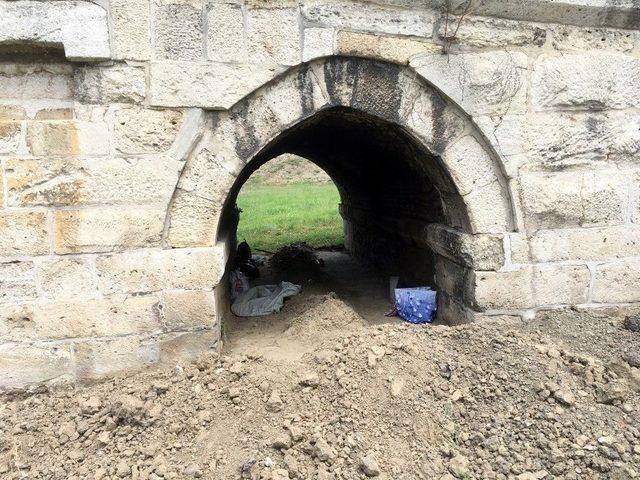 (özel Haber) Tarihi Köprüdeki Restorasyona Polis Baskını