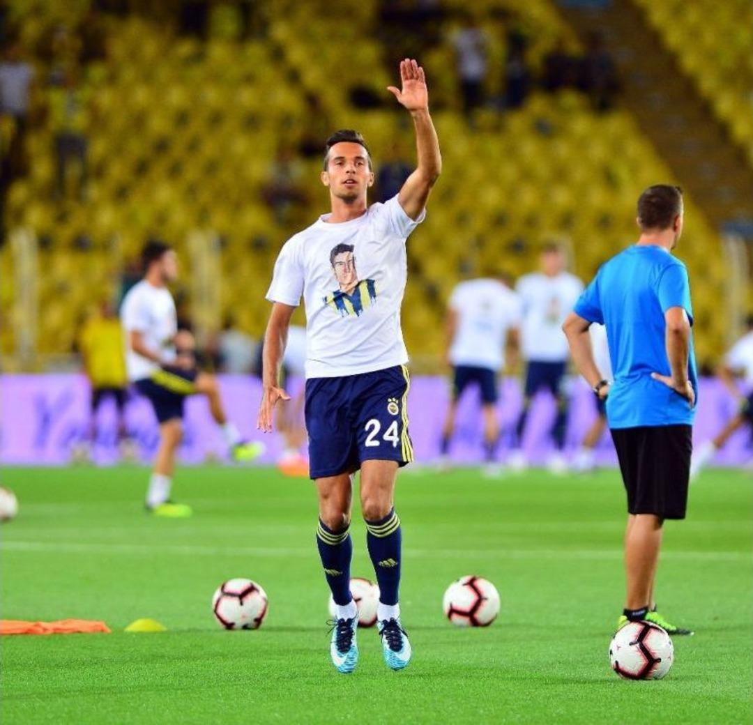 Fenerbah&ccedil;e Isınmaya Pankart Ve Lefter Tiş&ouml;rt&uuml;yle &Ccedil;ıktı