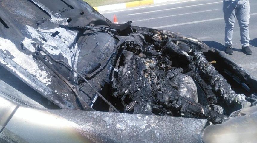 Hafif Ticari Ara&ccedil; Yolda Alev Aldı