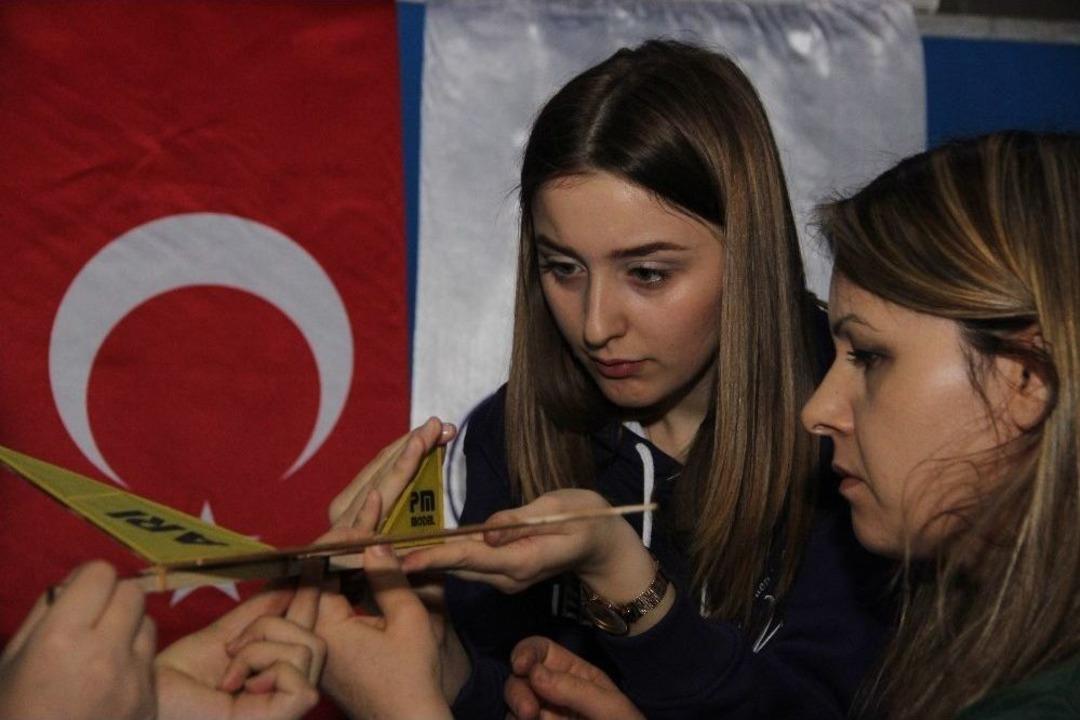 Kadınların G&ouml;z&uuml; Havada