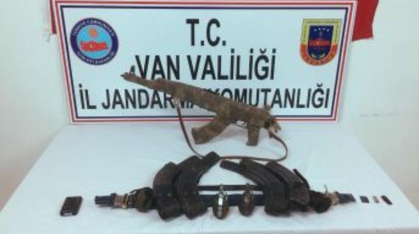 Van&rsquo;da Pkk/kck Ter&ouml;r &Ouml;rg&uuml;t&uuml;ne Ait Silah Ve M&uuml;himmat Ele Ge&ccedil;irildi