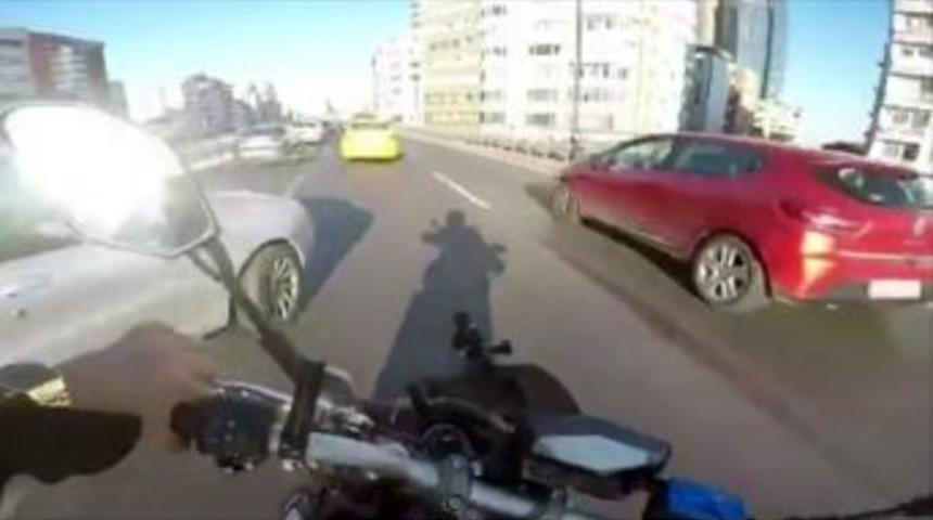 (&ouml;zel) E-5 Karayolunda Motosikletlinin Kıl Payı &Ouml;l&uuml;mden D&ouml;nd&uuml;ğ&uuml; Anlar Kamerada