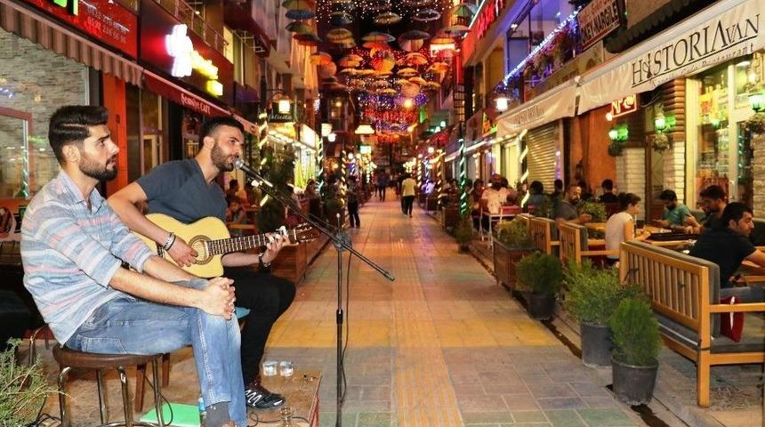 Şemsiyeli Sokak’ta Canlı Müzik Hizmeti
