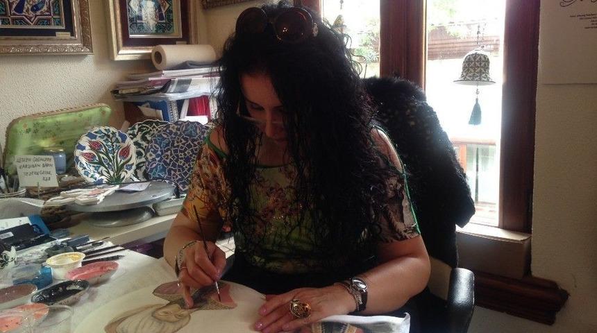 Çini Sanatını Atölyesinde Yaşatıyor