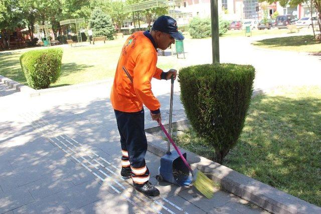 Temizlik İşçisi Sokakta Bulduğu 20 Bin Lirayı Sahibine Teslim Etti