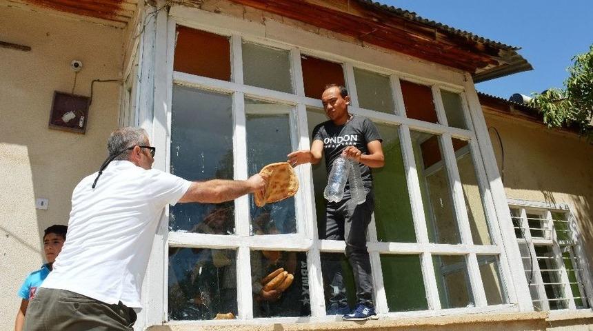 Vicdansızlar, 80 Ka&ccedil;ak G&ouml;&ccedil;meni Metruk Eve Kilitleyip Ka&ccedil;tılar