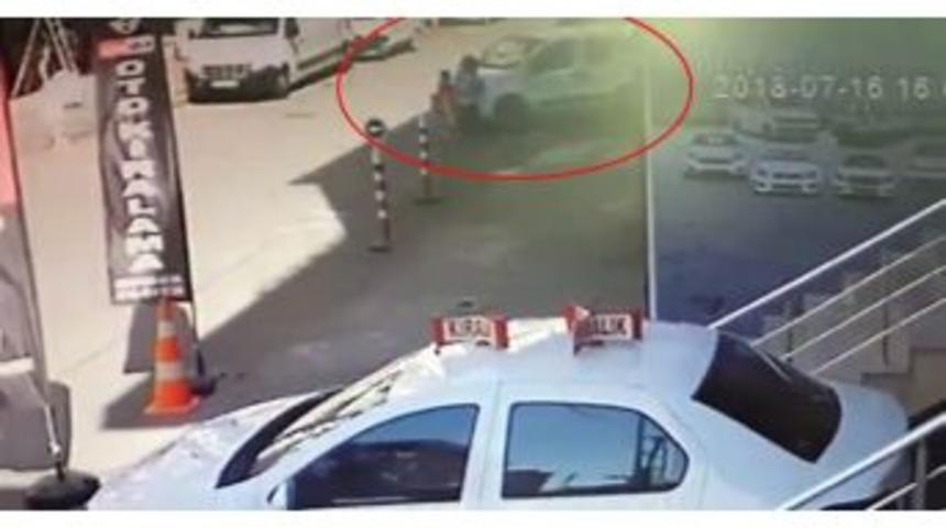 Dikkatsiz S&uuml;r&uuml;c&uuml; Anne Ve &Ccedil;ocuklarını Ezdi