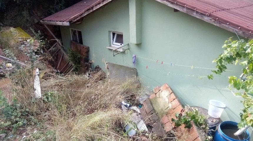 Beykoz&rsquo;da Yağmur Sonrası Duvar &Ccedil;&ouml;kt&uuml;: 1 &Ouml;l&uuml;, 1 Yaralı