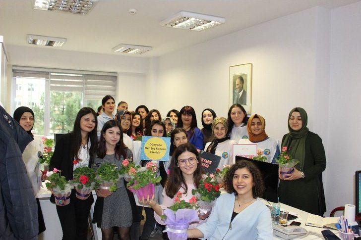 Marmara Üniversitesi’nde ‘yönetimde Kadın’ Konulu Bir Sempozyum Düzenlendi G3