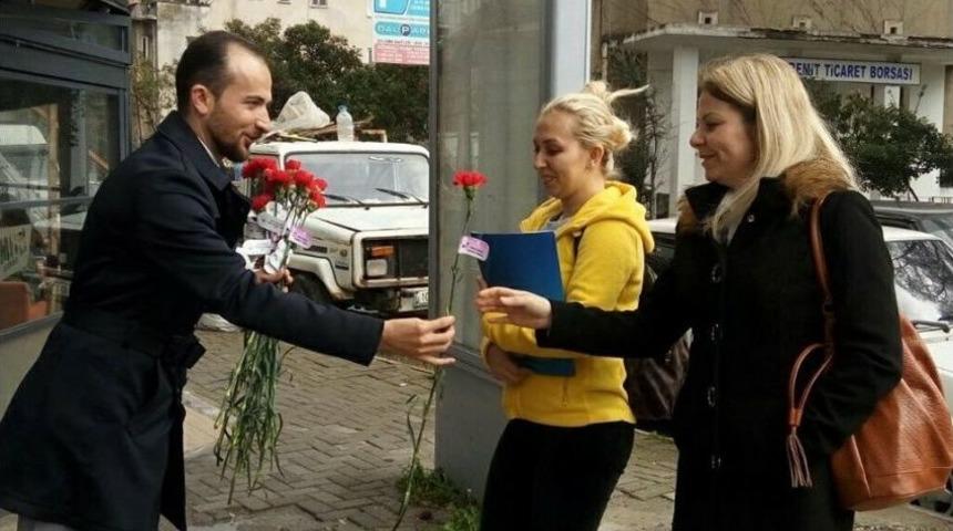 Edremit Ak Parti’den Kadınlara Kırmızı Karanfil