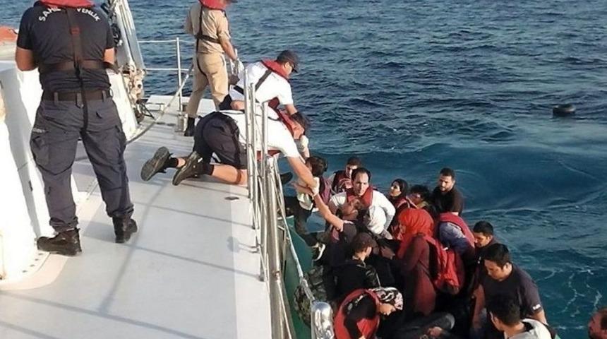 Bindikleri Lastik Botun Motoru Arıza Yapan 37 Ka&ccedil;ak G&ouml;&ccedil;meni Sahil G&uuml;venlik Kurtardı