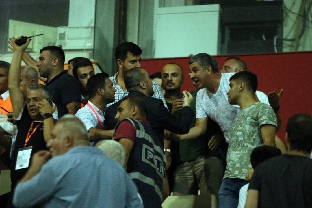 Adanaspor Başkanı İle Taraftarlar Arasında Gerginlik