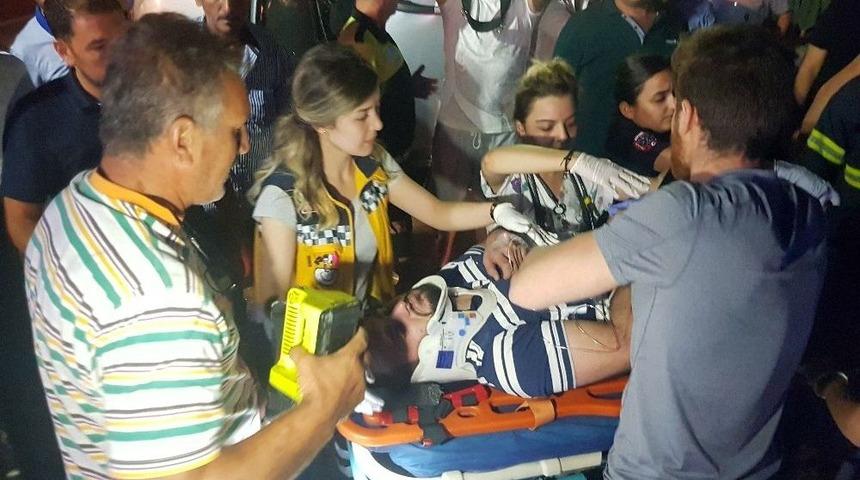 Kaldırıma &Ccedil;ıkan Otomobil Takla Attı: 2 Yaralı