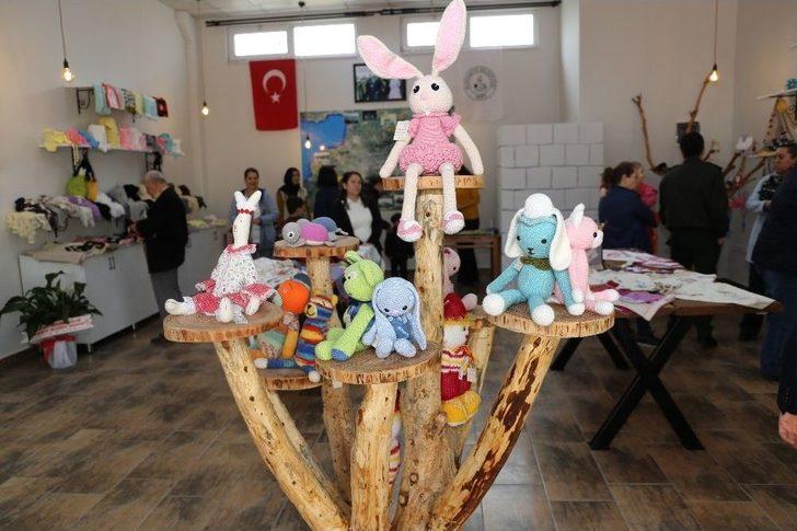 Burhaniye Belediyesi’nden Kadınlara 8 Mart Hediyesi, Kadın Emeği Satış Noktası Açıldı G3