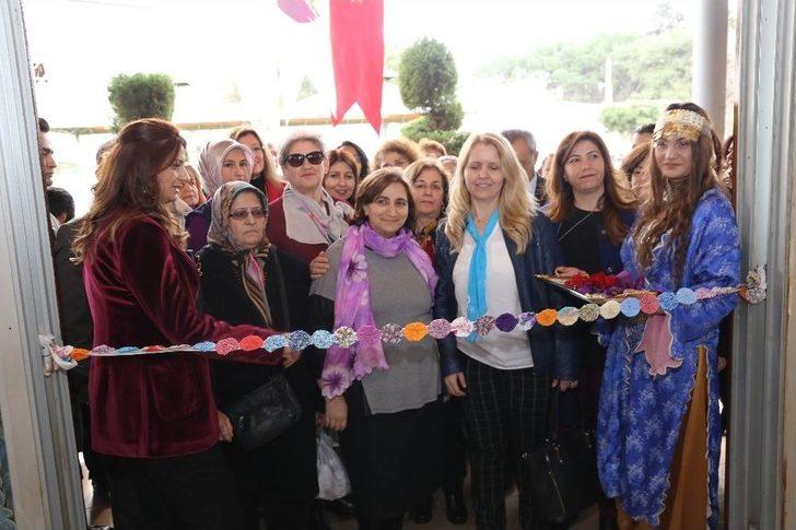 Burhaniye Belediyesi’nden Kadınlara 8 Mart Hediyesi, Kadın Emeği Satış Noktası Açıldı G1