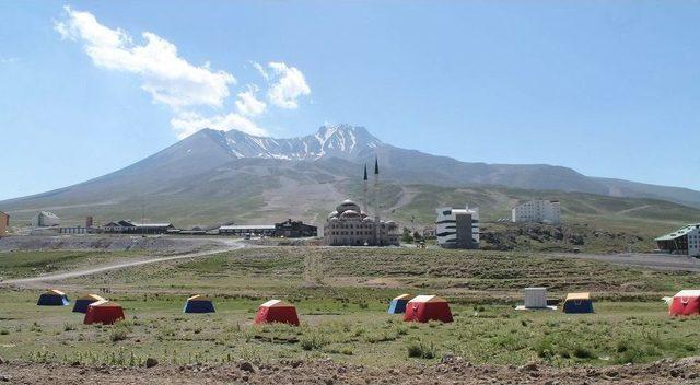 Erciyes’teki Çadır Kamplara Yoğun İlgi