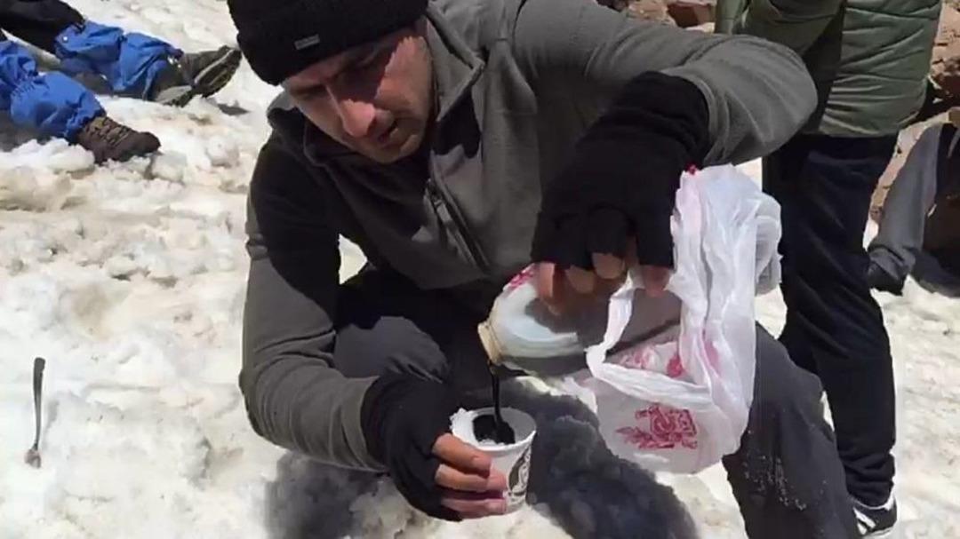 Dağcıların 5 Bin 58 Rakımlı S&uuml;phan Dağı&rsquo;nda Karlı Pekmez Keyfi