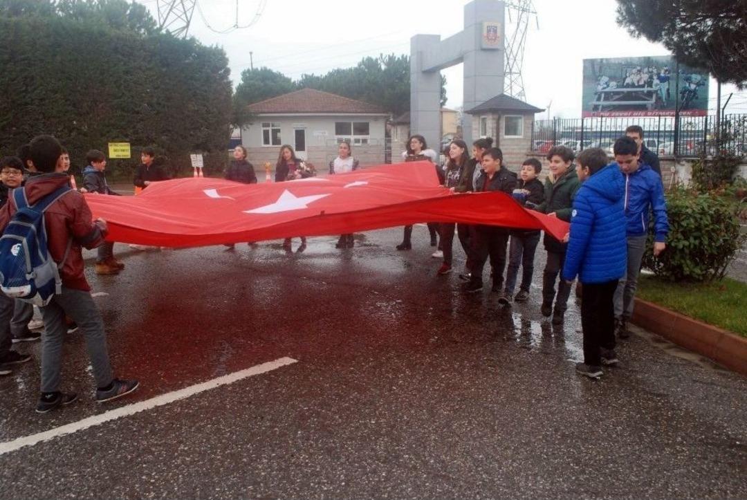 &Ouml;ğrencilerden Askere Moral Ziyareti