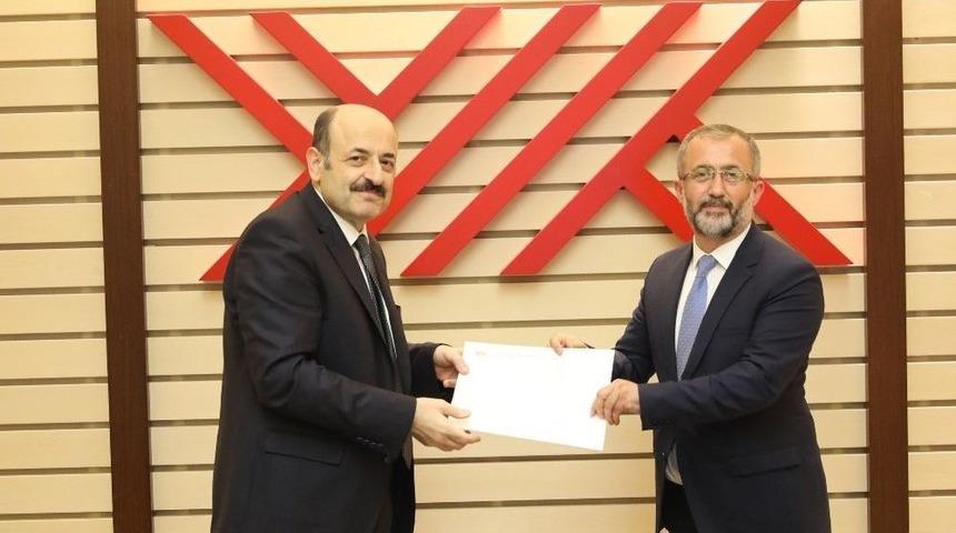 Sa&uuml; Rekt&ouml;r&uuml; Savaşan Atama Belgesini Aldı