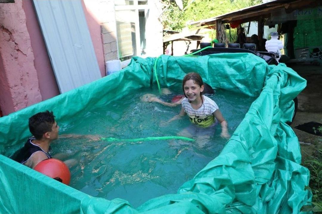 Denizi Tehlikeli Bulan Baba &Ccedil;ocuklarına Kamyonet Kasasında Havuz Yaptı