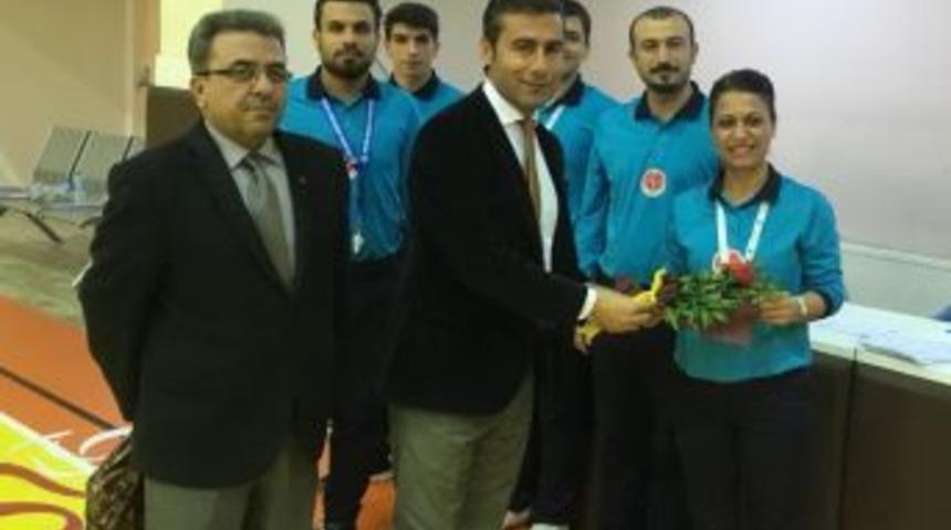 Keleş&rsquo;ten Bayan Sporculara Karanfil