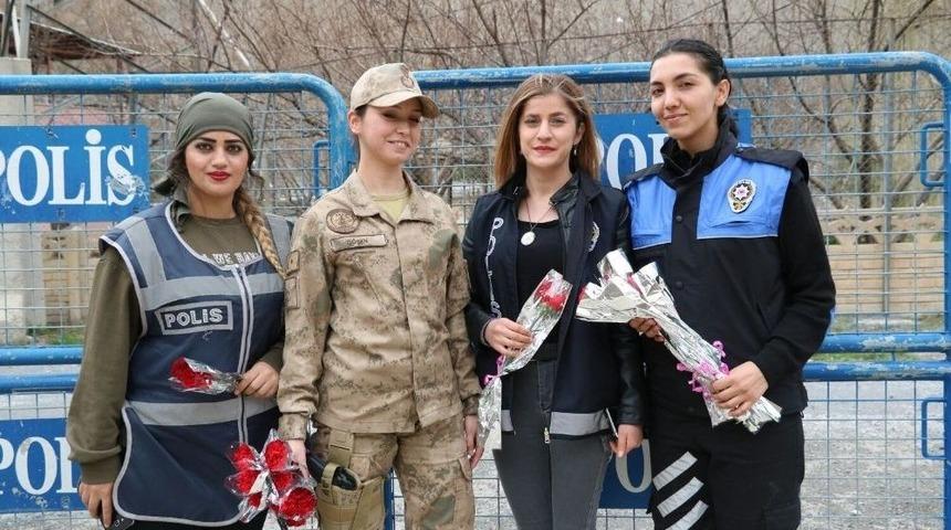 Polis Ve Jandarmadan G&uuml;l Dağıtımı