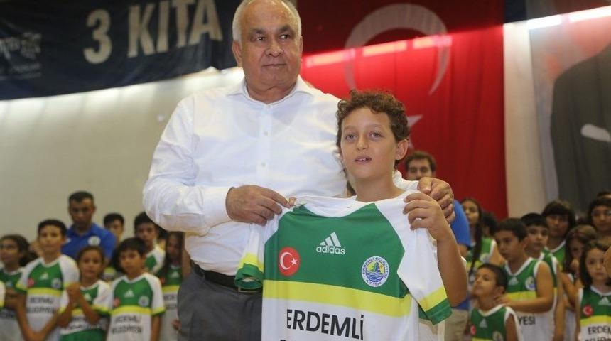 Erdemli’de Belediyeden Amatör Sporculara Forma Desteği