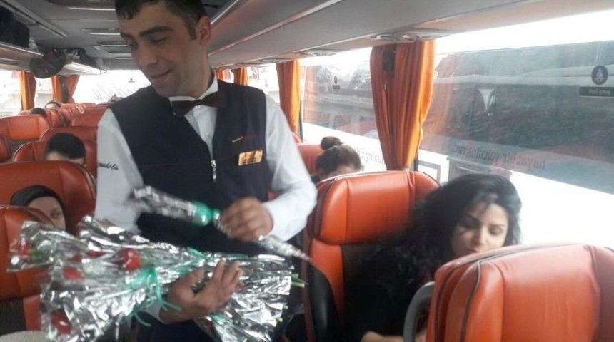 Bu Sefer Bilet Sorgusu Değil &Ccedil;i&ccedil;ek Dağıttılar