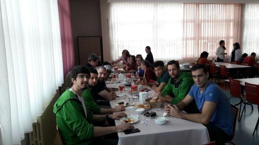 Sporcular &Ouml;zel &Ccedil;ocuklarla Buluştu