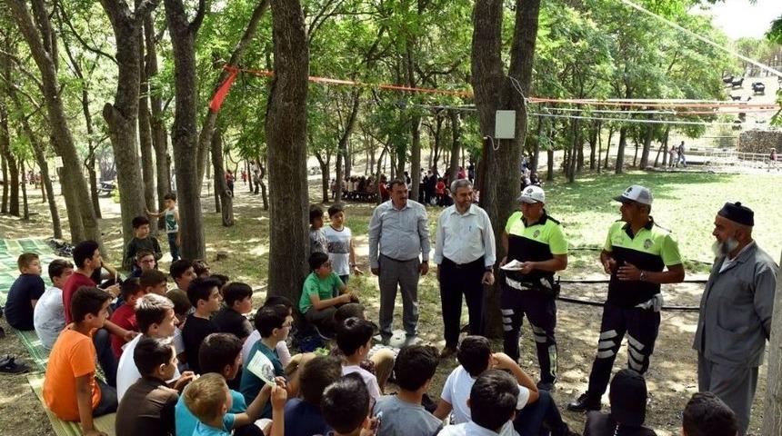 &Ouml;ğrencinin Sorduğu Soru Trafik Polisine Zor Anlar Yaşattı