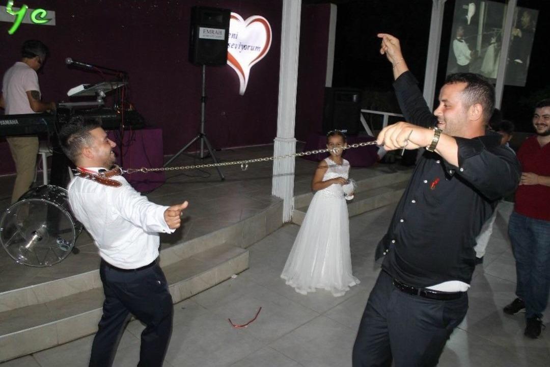 (&ouml;zel) Edremit&rsquo;te Sağdı&ccedil;lar Damada G&ouml;r&uuml;lmemiş Şakalar Yaptı